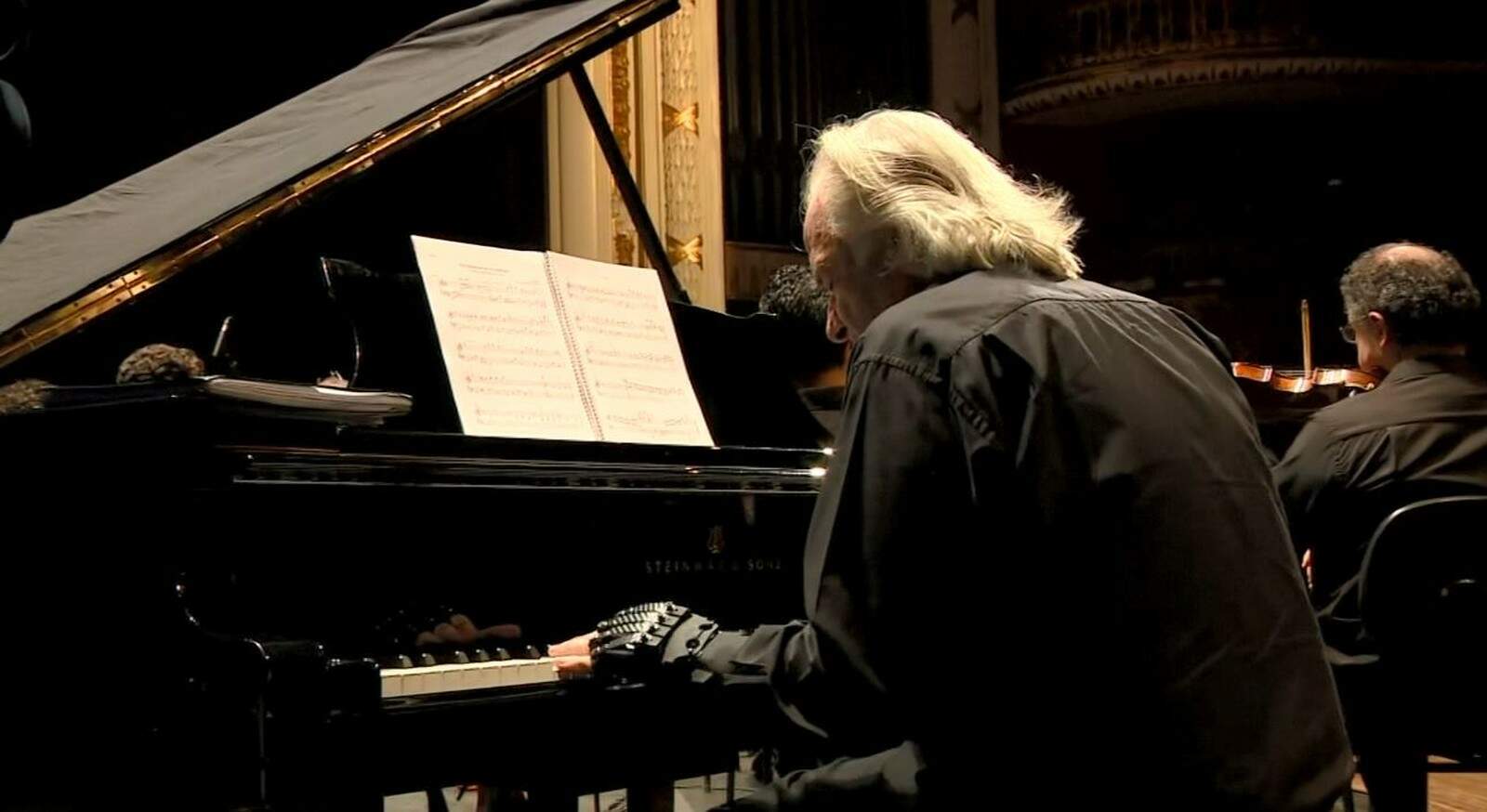 Luva biônica permitiu que maestro pudesse tocar piano apesar de problemas de saúde terem afetado movimentos das mãos 