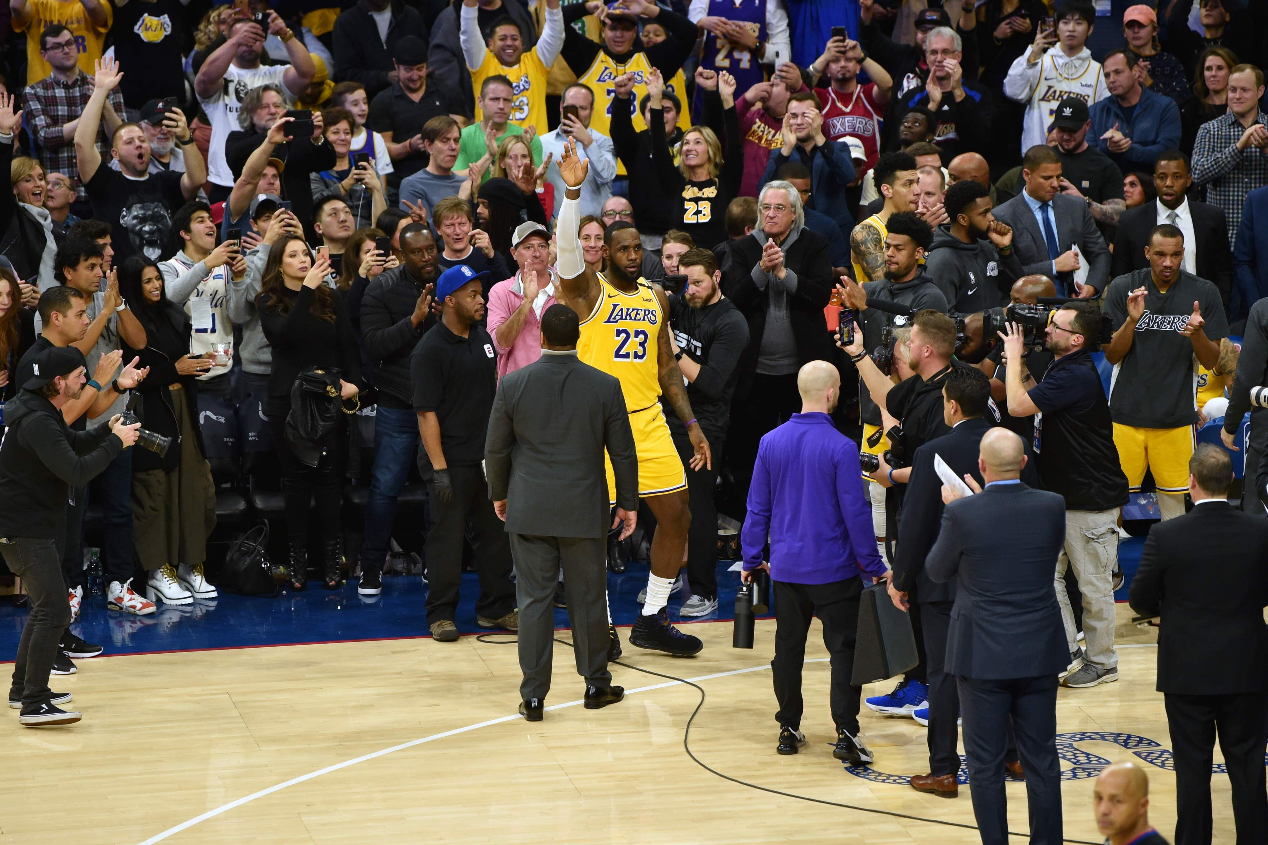 LeBron reconhece a audiência em Philadelphia após ultrapassar Kobe na lista de pontuadores da NBA