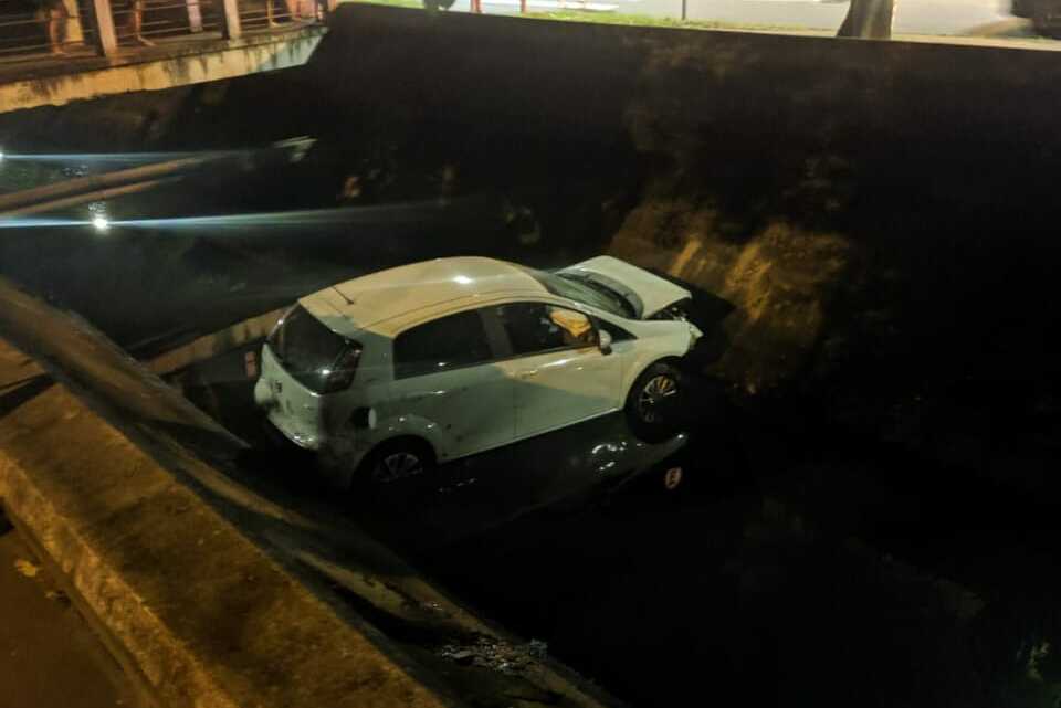 Motorista perdeu controle do veículo e caiu dentro de canal, em Santos