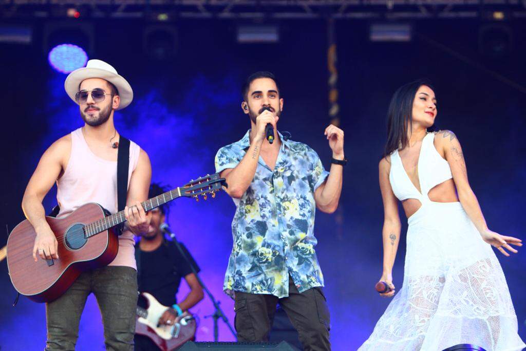 Banda Melim cantou seus principais hits para um grande público na praia do Gonzaga 