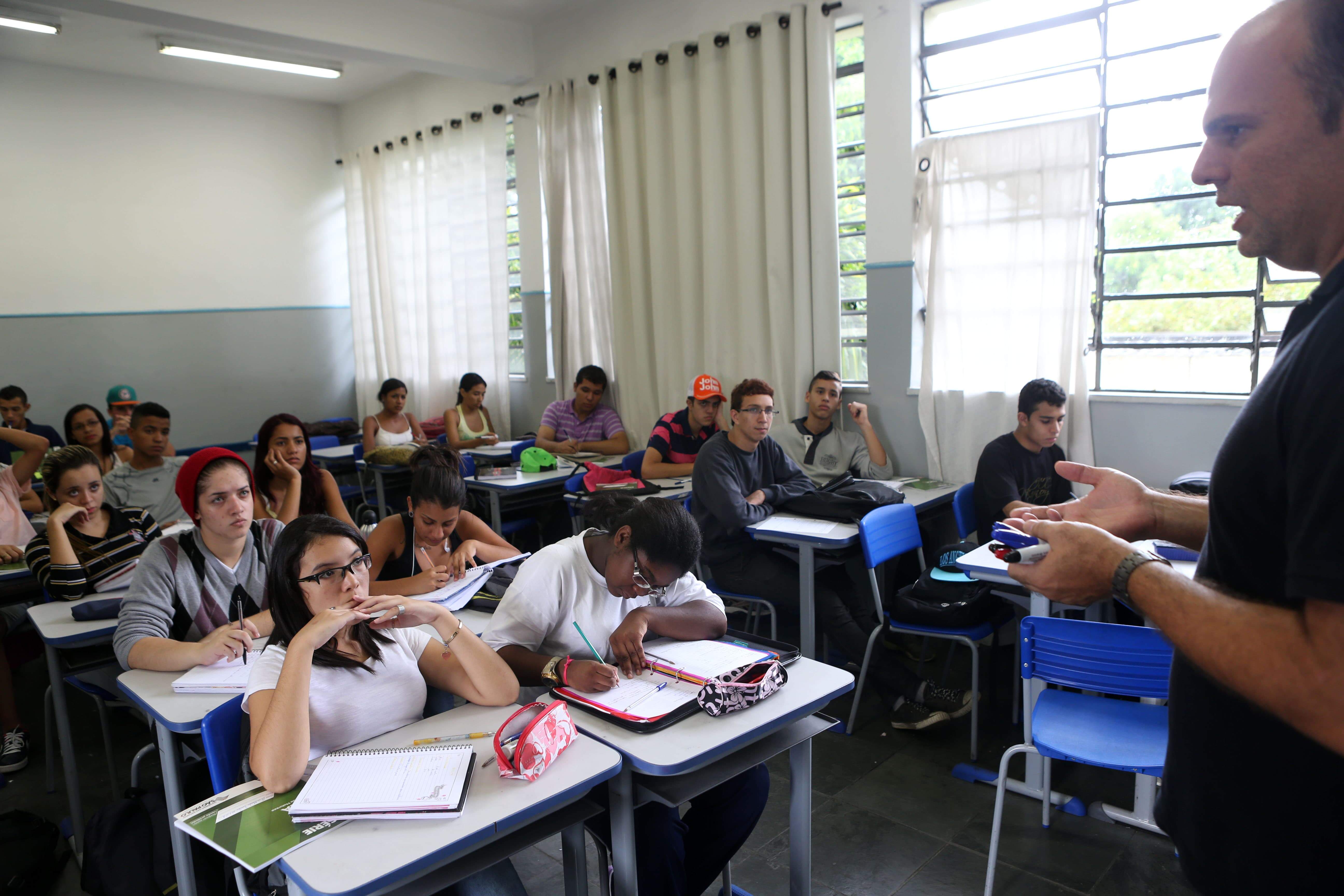 Baixada conseguiu reduzir o número de alunos que abandonam o Ensino Médio entre 2013 e 2018