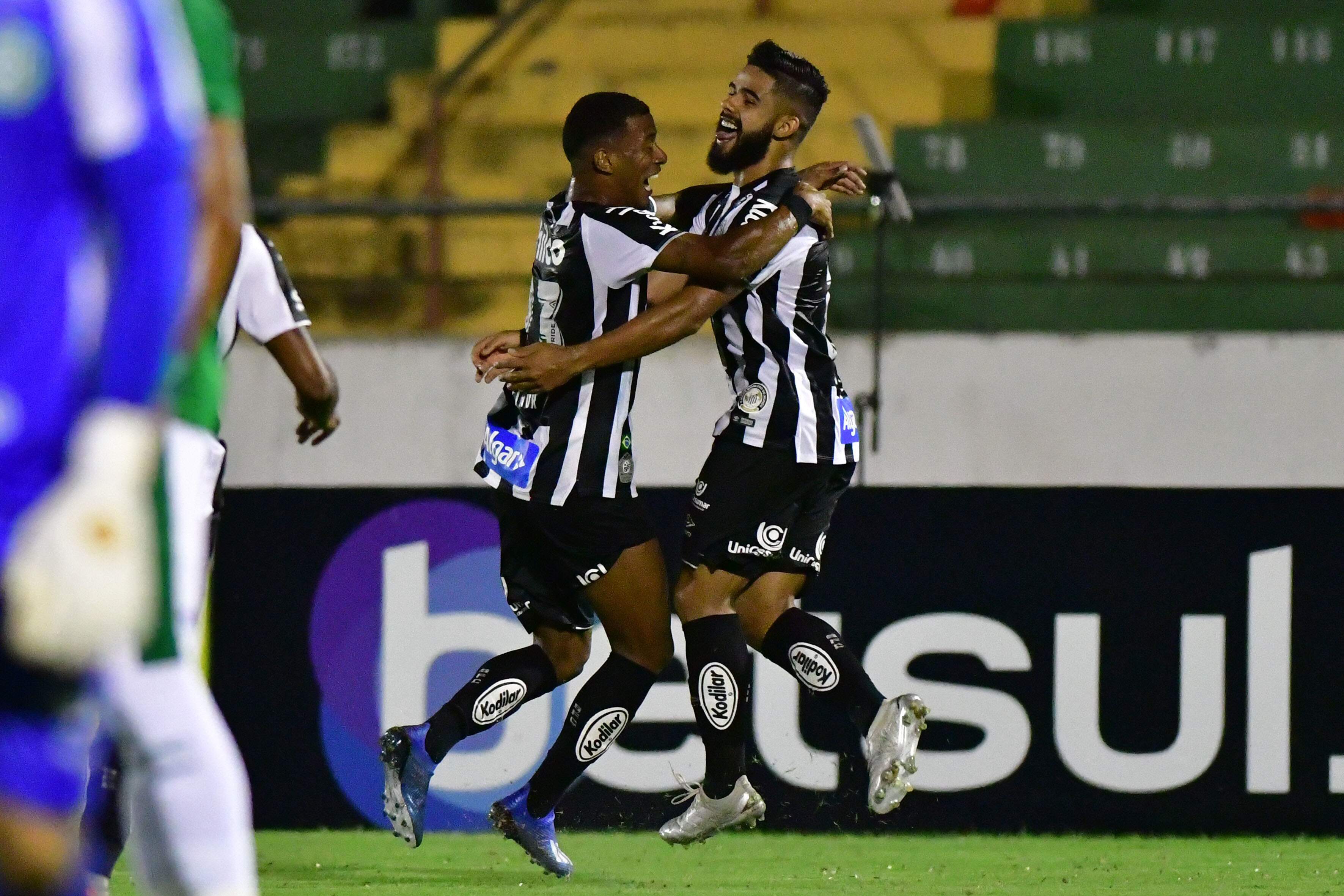 Arthur Gomes e Felipe Jonathan comemoram o primeiro gol da vitória do Santos em Campinas