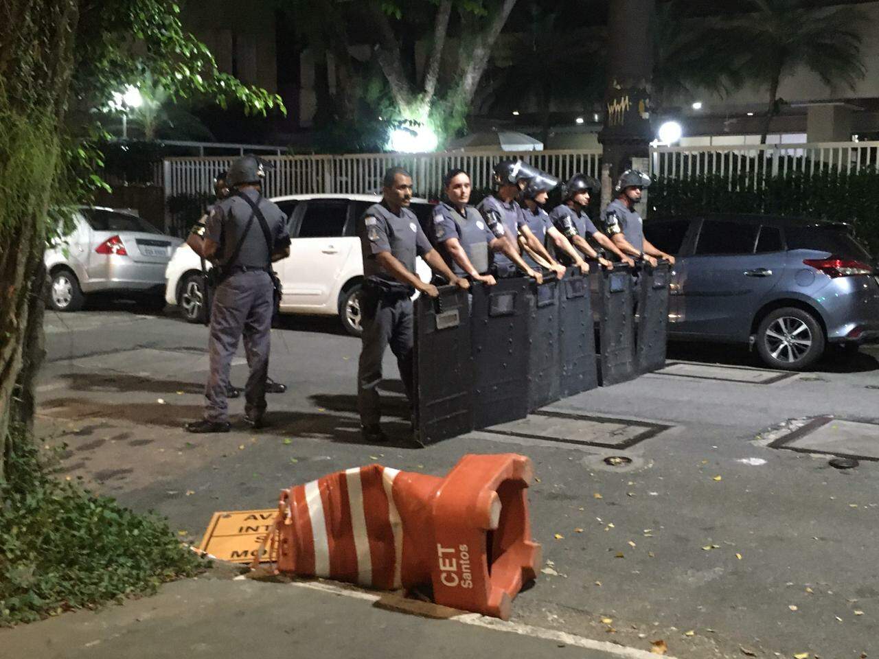 PM fez um bloqueio na Rua Tolentino Filgueiras, no cruzamento com o Canal 3 