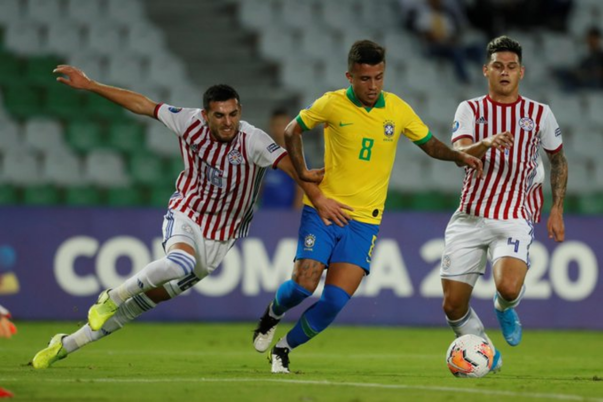 Matheus Henrique passa por marcadores da seleção Paraguaia 