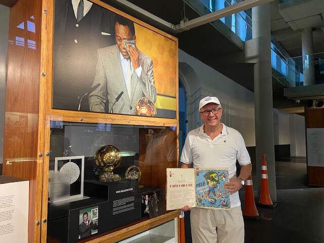 Torcedor do Santos doa ao Museu Pelé dois LPs com narração de gols do Rei e da Copa de 1962