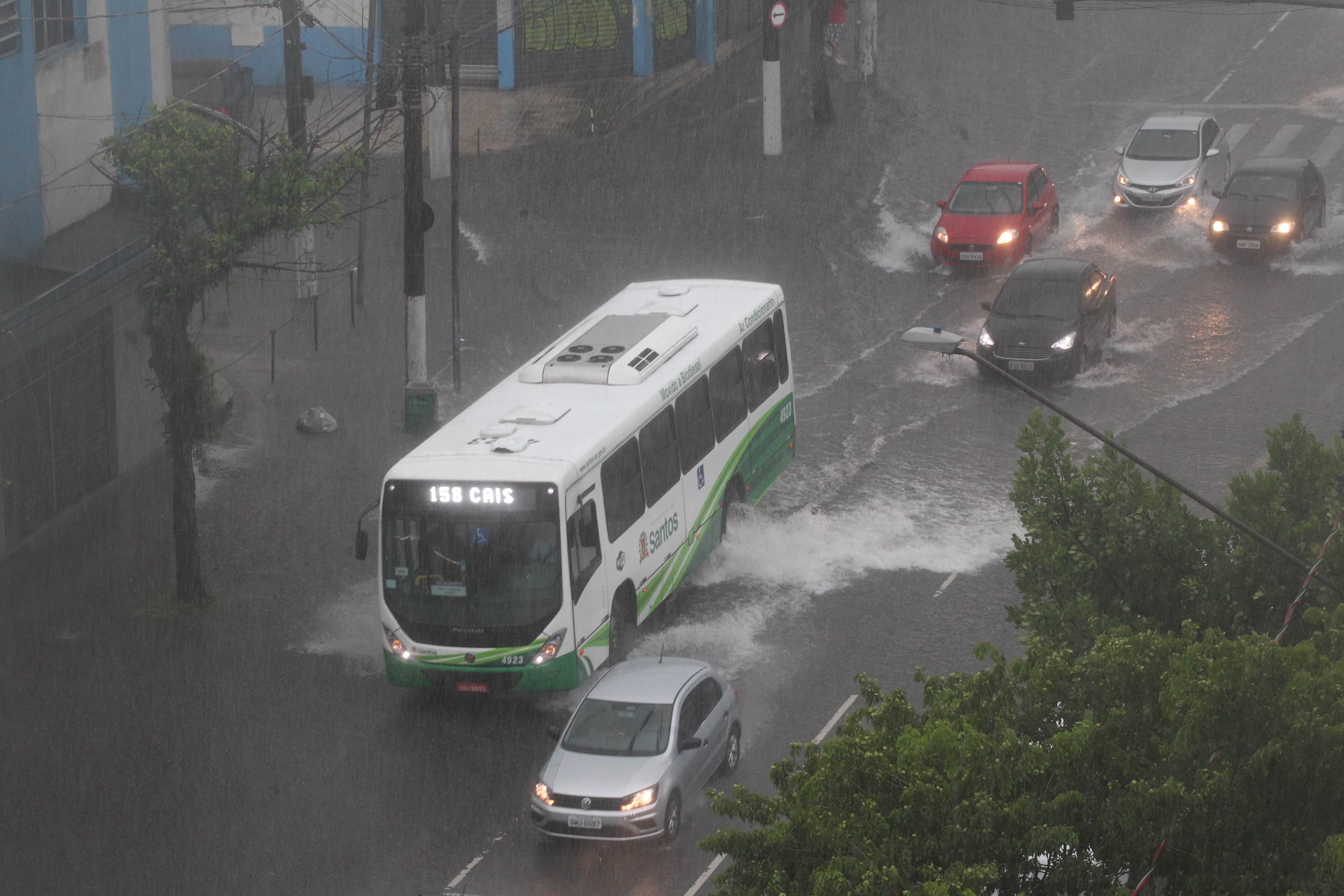 Rua João Pessoa registrou um volume grande de água devido a chuva