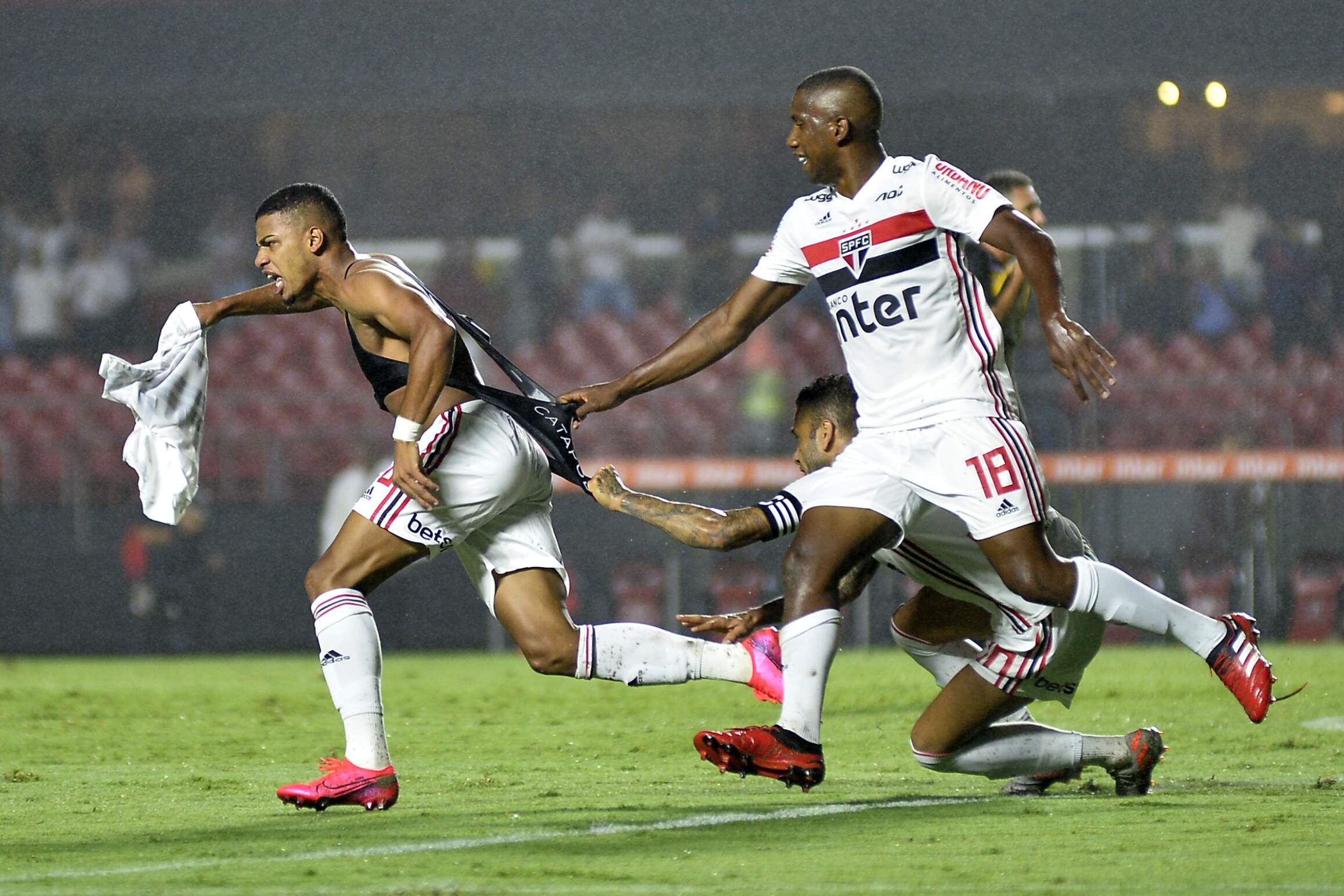 Brenner (à esquerda) comemora o gol de empate do São Paulo no Morumbi