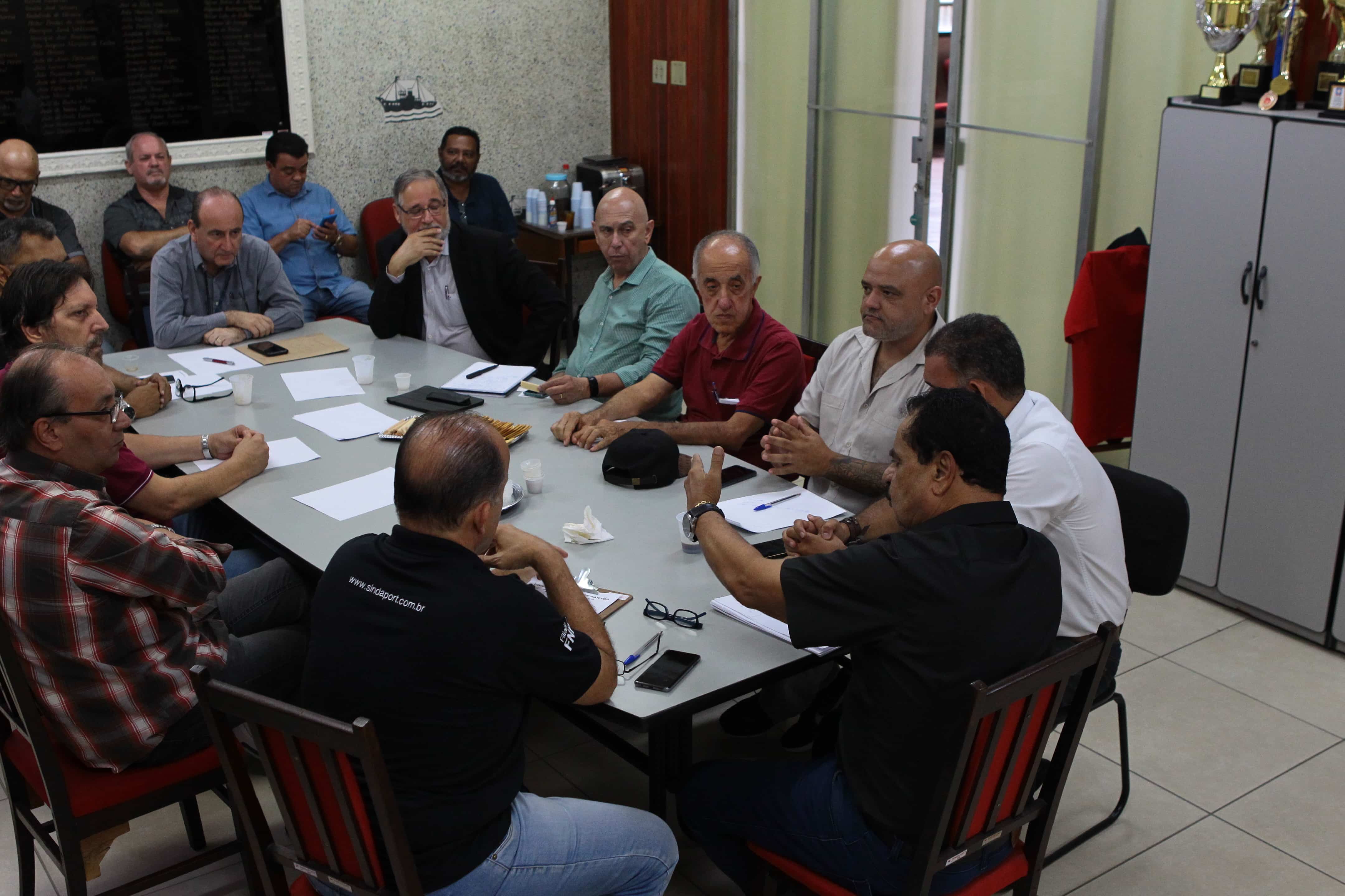 Sindicalistas se reuniram na manhã desta segunda (3), na sede do Sindaport, em Santos