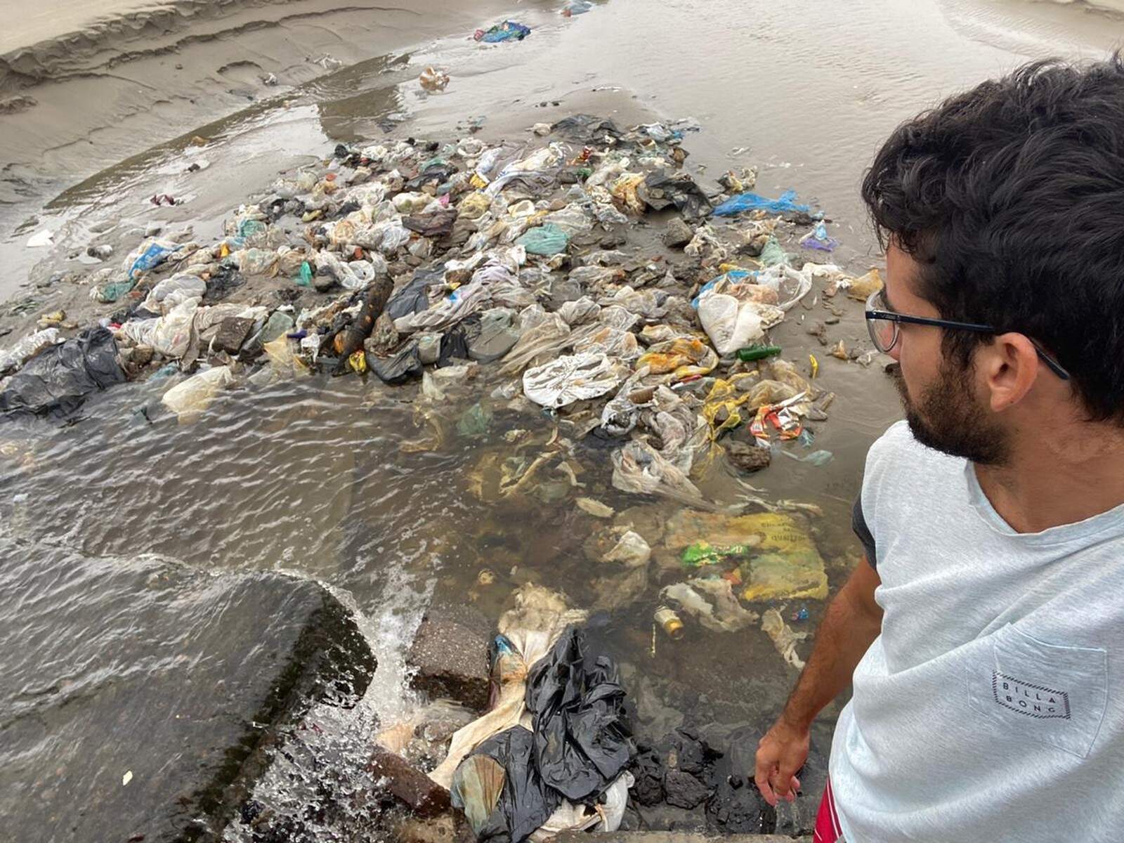 Prefeitura diz que quantidade de lixo na praia aumentou após fortes chuvas atingirem a região