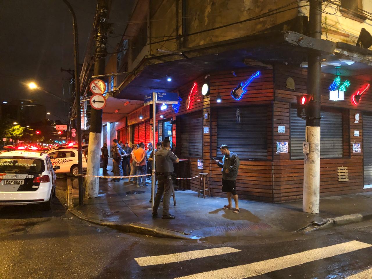 Policial militar foi baleado em um bar na esquinas da Rua João Pessoa com a Avenida Senador Feijó 