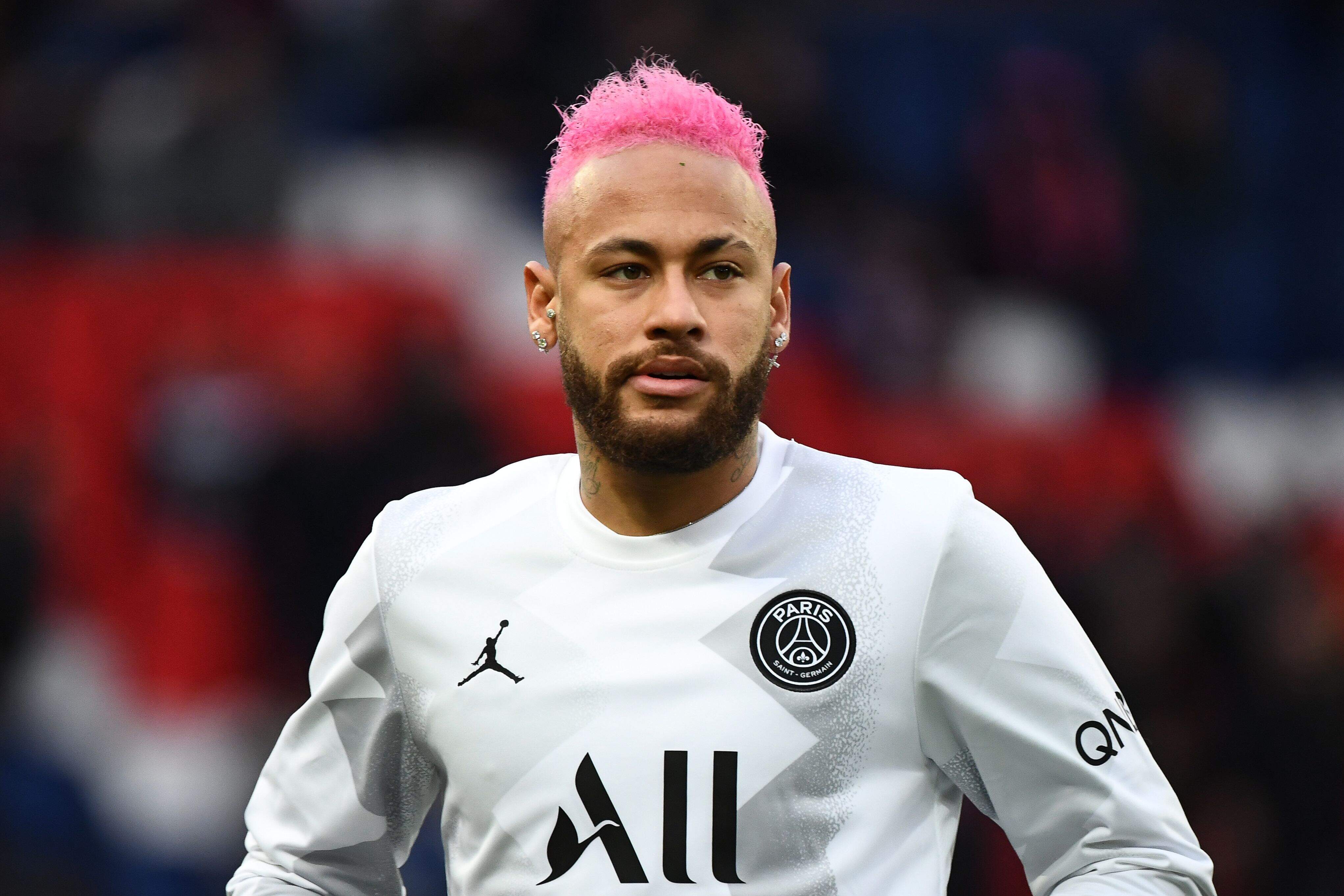 Neymar recupera bom futebol ao mesmo tempo em que mantém estilo extravagante