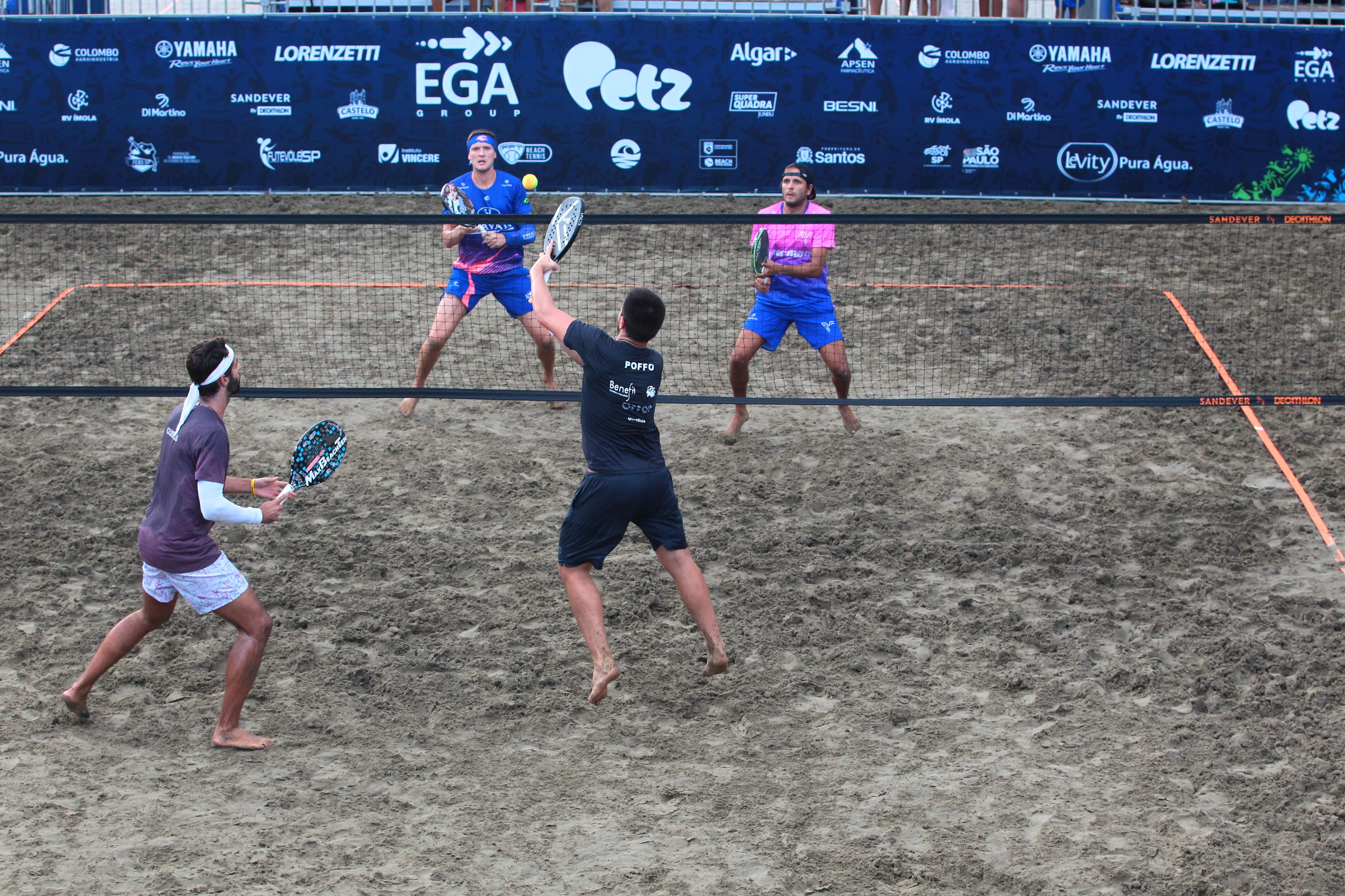 A arena montada na Praia do Gonzaga recebe alguns dos melhores jogadores do beach tennis mundial