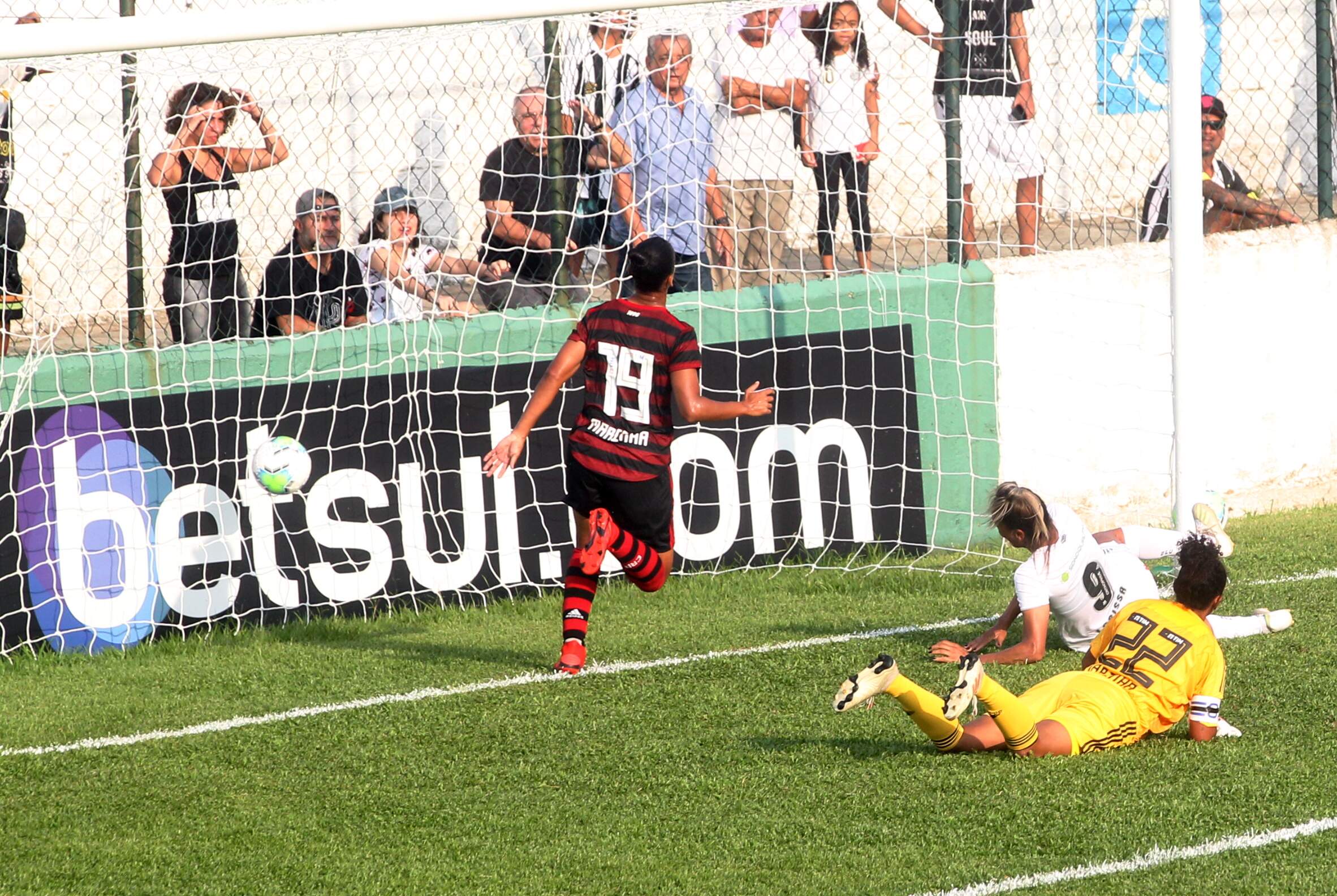 Atacante Laryh marcou duas vezes na goleada por 4 a 0 