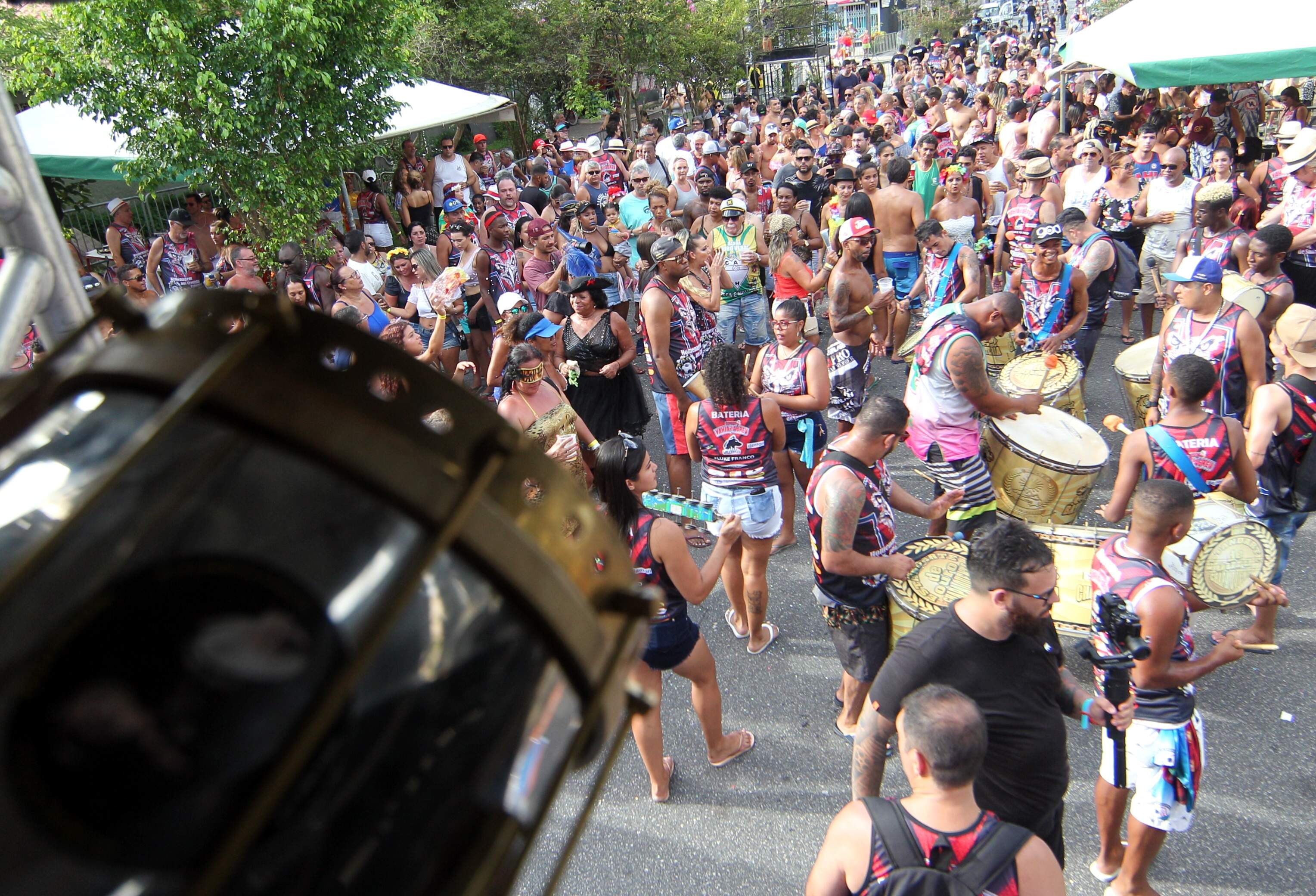 Foliões agora curtem o carnaval santista dentro de um ambiente controlado e mais seguro