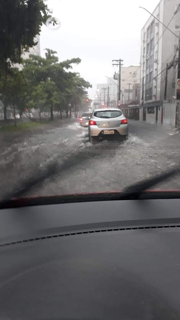 Água tomou conta da Avenida Senador Pinheiro Machado, em Santos