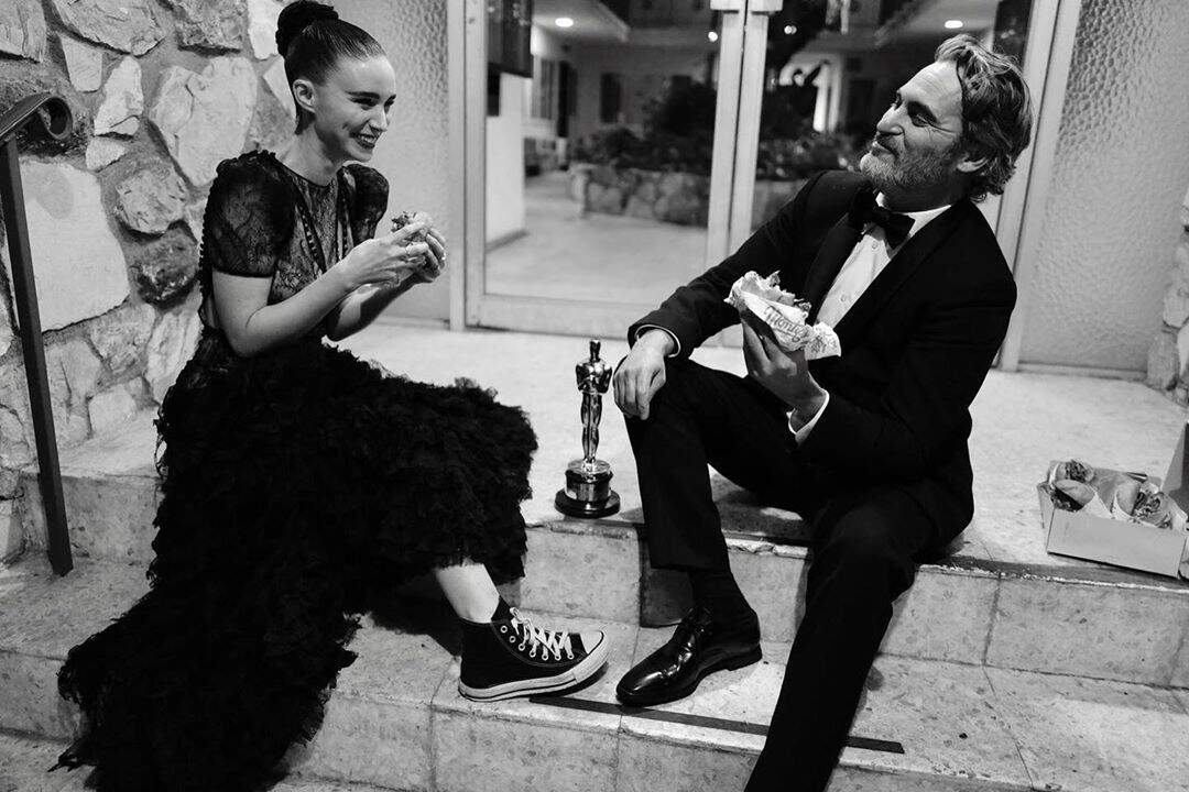 Joaquin Phoenix e Rooney Mara comendo lanche após cerimônia do Oscar