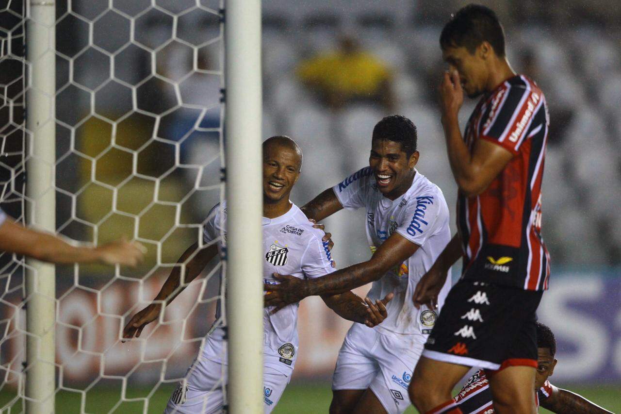 Carlos Sánchez comemora com Raniel o primeiro gol da vitória santista na Vila Belmiro 