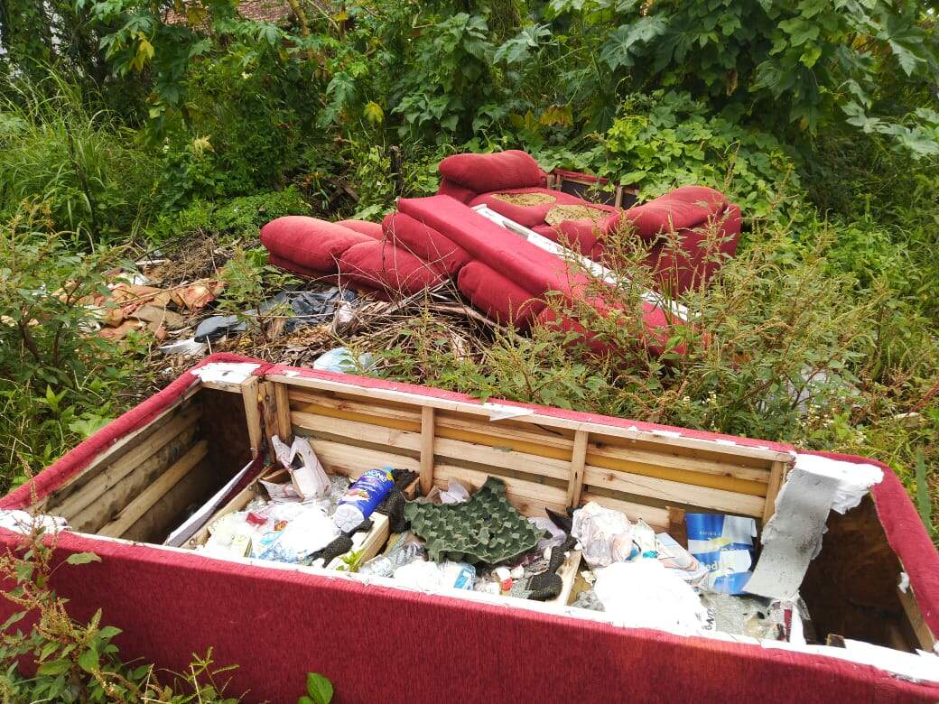 Lixo despejado de forma irregular em terreno baldio no bairro Laranjeiras, em Itanhaém