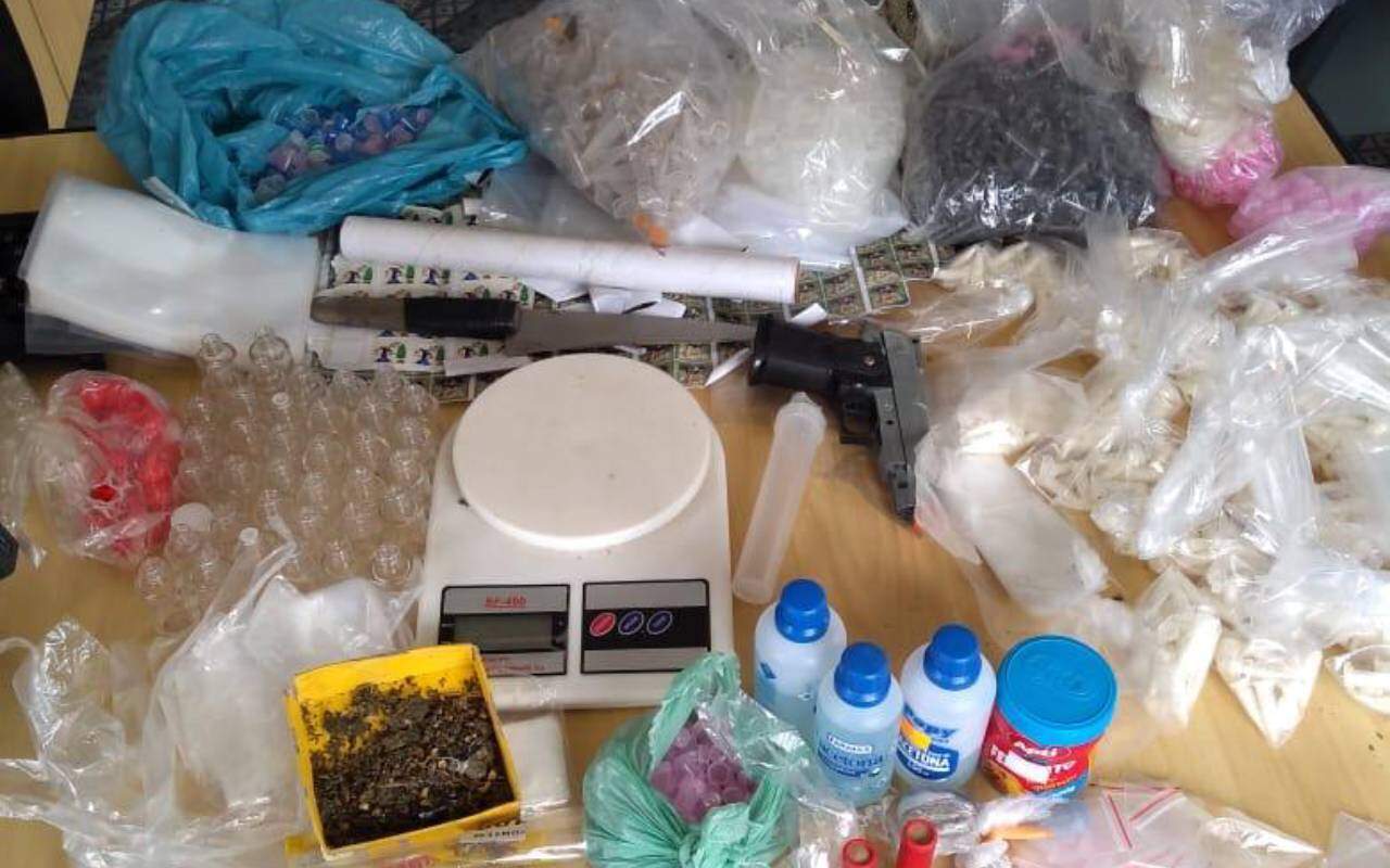Material apreendido continha embalagens para a distribuição de drogas, entre outros objetos 