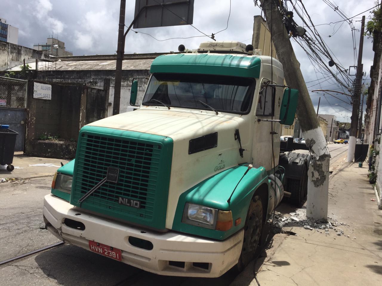 Caminhão derrubou poste de energia elétrica na Rua da Constituição