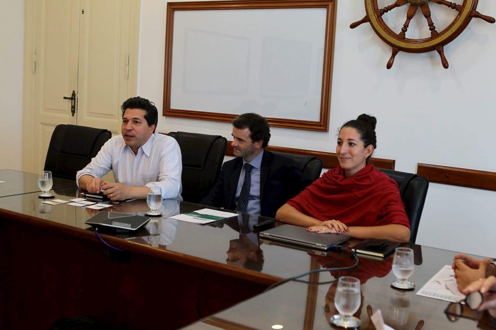 Embaixador Patrick Herman (ao centro) foi recebido diretor da Codesp, Fernando Biral (à esq.)
