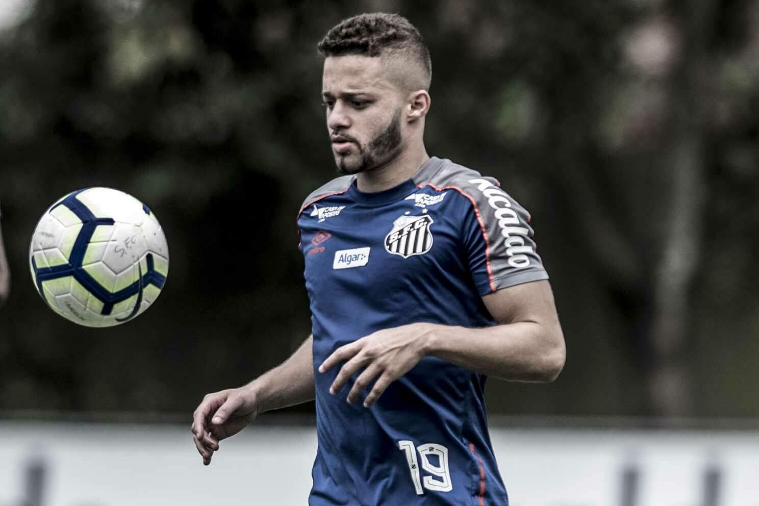 Lucas Venuto tem treinado muitas vezes de maneira improvisada no Santos