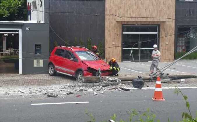 Carro ficou destruído após acidente na Avenida Marechal Mallet 