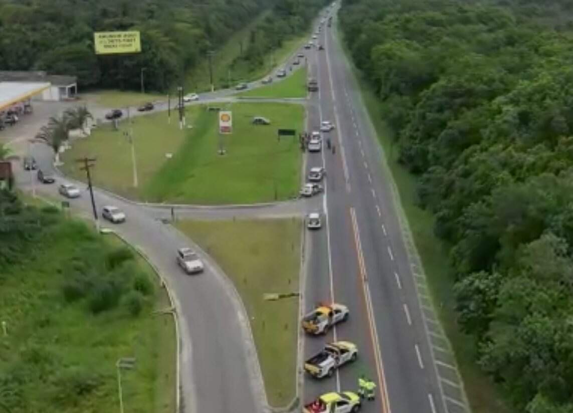 Uma mulher de  62 anos morreu em um acidente de carro neste domingo (16), na Rodovia Rio-Santos