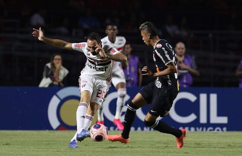 Juanfran em disputa de bola no clássico contra o Corinthians