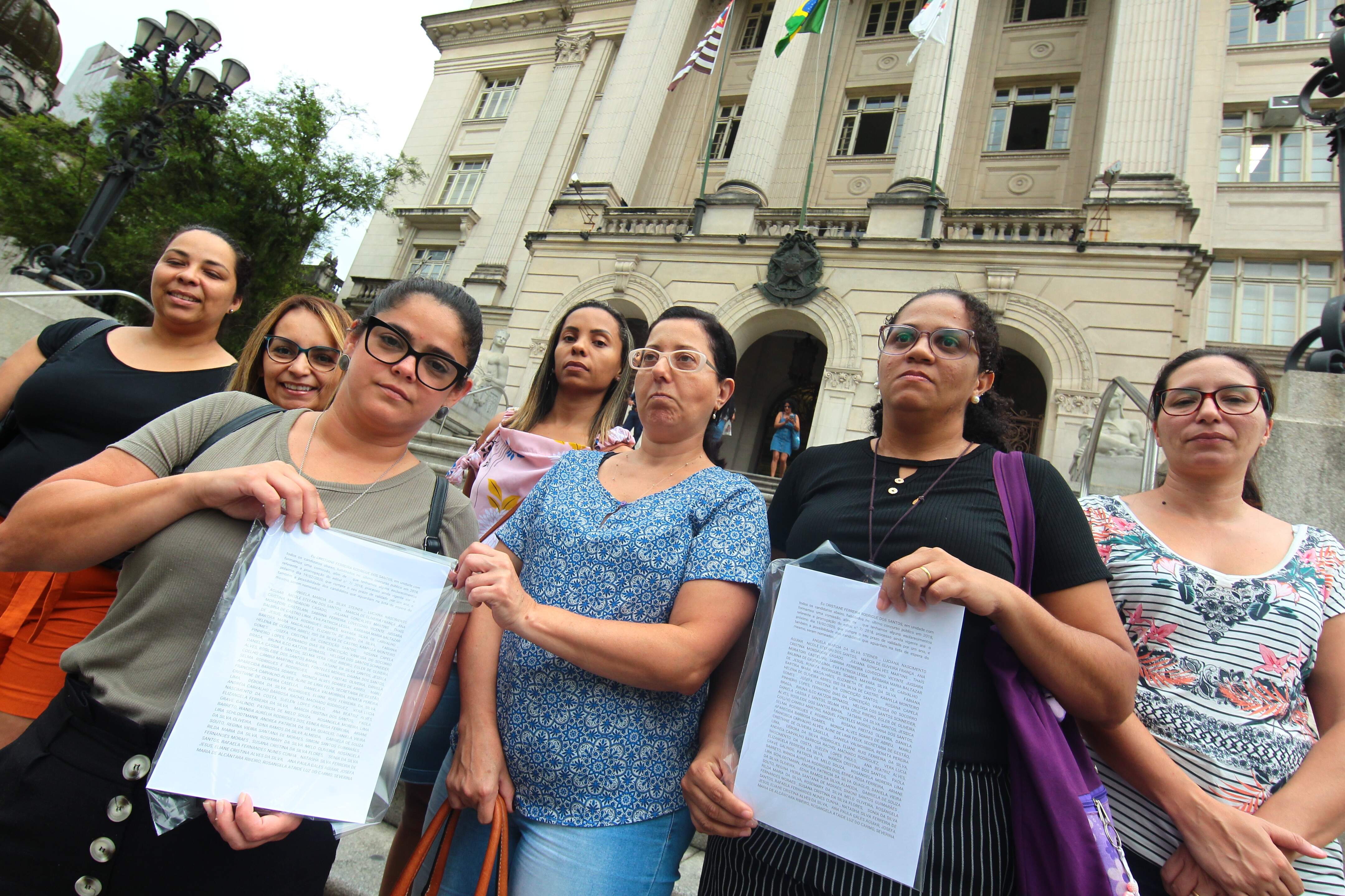 Grupo de professores esteve na Prefeitura de Santos para tentar prorrogar prazo