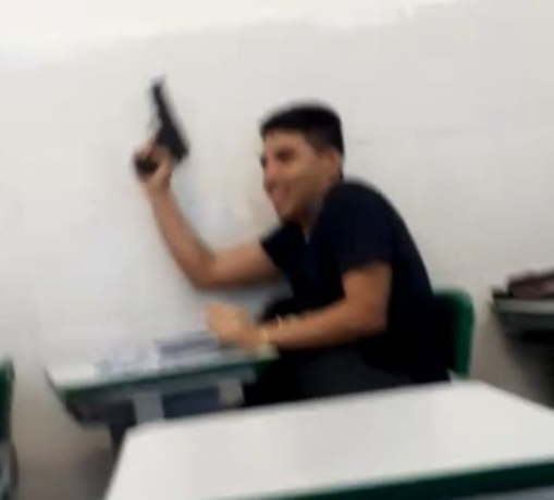 Aluno foi flagrado com uma arma dentro da sala de aula em escola estadual de Santos