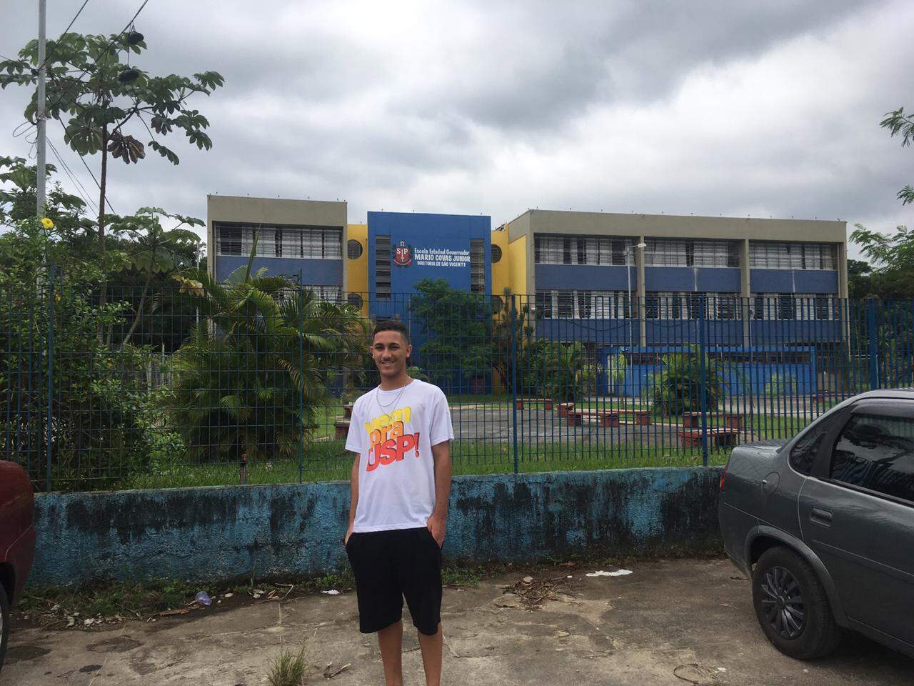 Jonatan, em frente à escola estadual Mario Covas Júnior, onde estudou o Ensino Médio