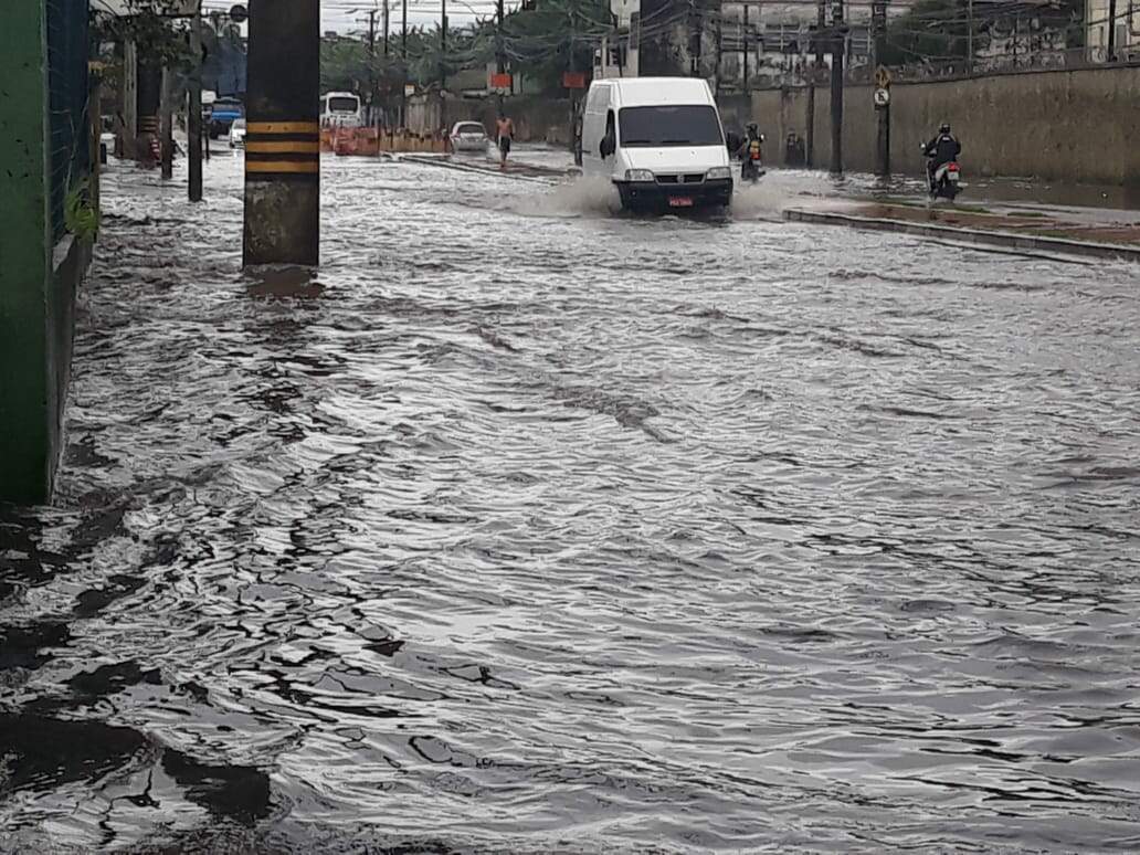 Forte chuva atinge a região do Centro, em Santos