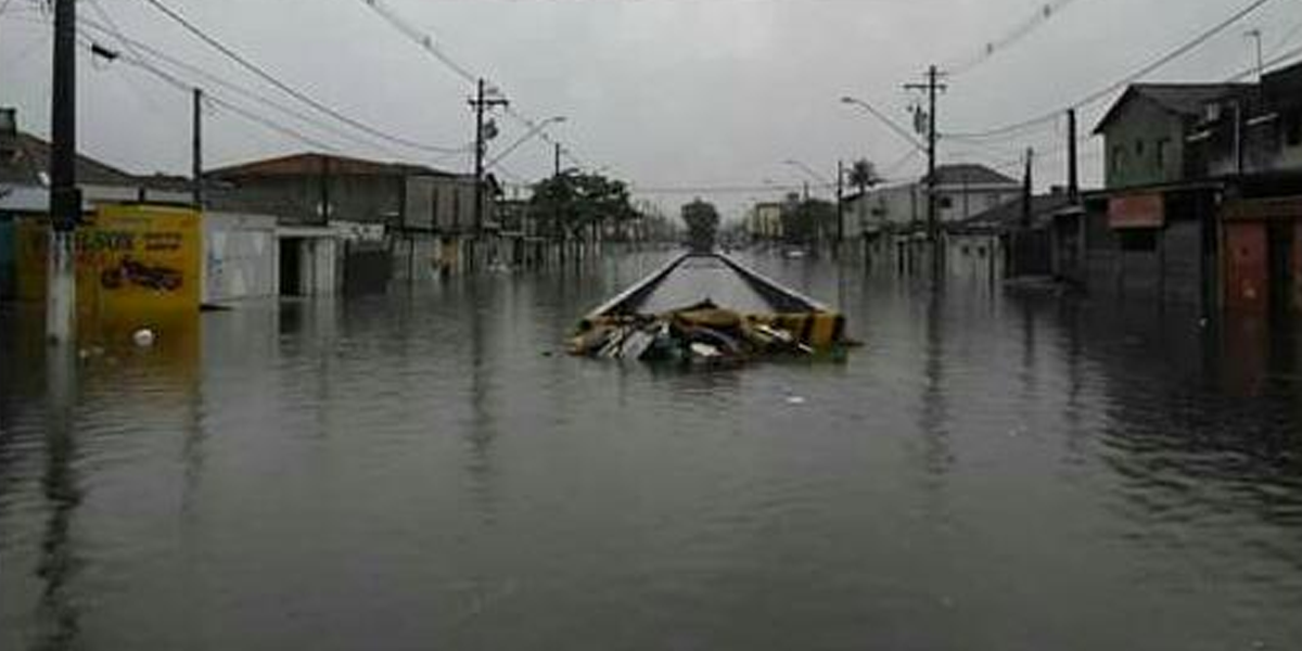 Avenida Castelo Branco, em São Vicente, ficou embaixo d'água nesta manhã 