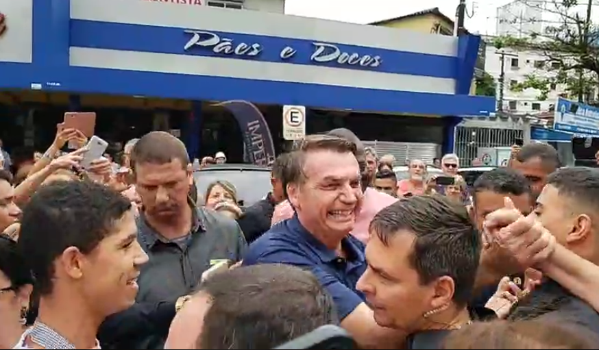 Bolsonaro foi recebido por apoiadores em padaria de Guarujá