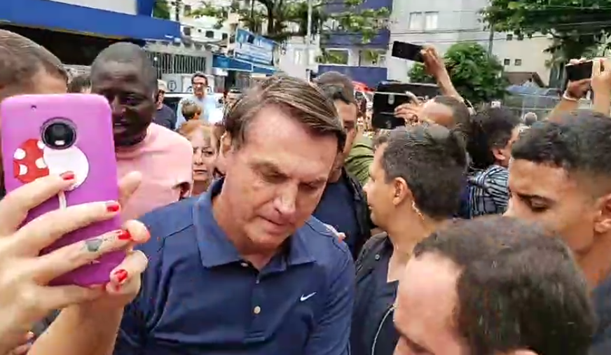 Bolsonaro atendeu aos apoiadores, saindo de padaria em Guarujá 