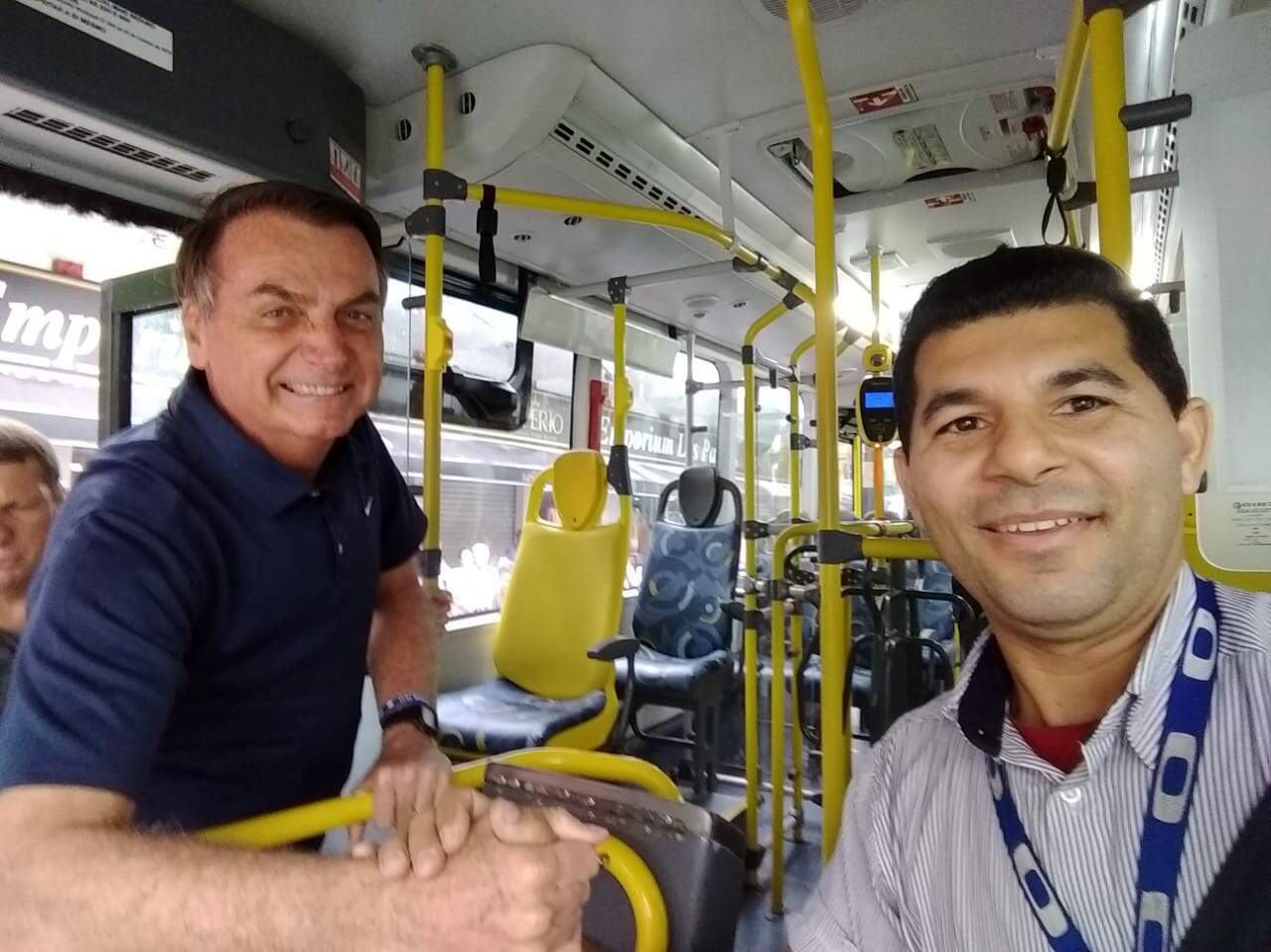 Bolsonaro esteve em um ônibus municipal para cumprimentar motorista 