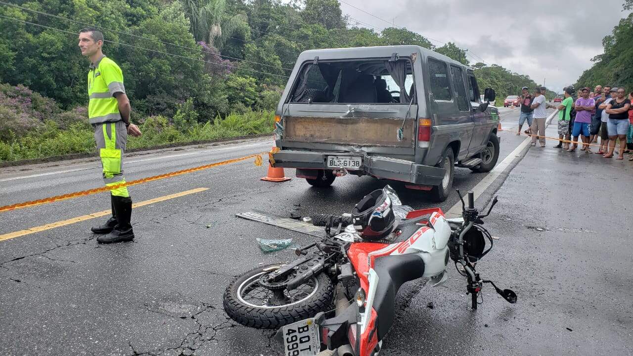 Motociclista bateu contra traseira de caminhão e morreu 