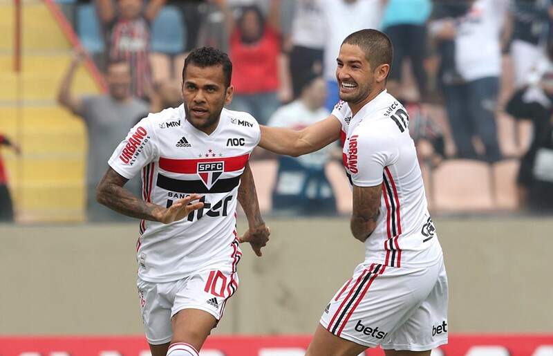 Daniel Alves e Alexandre Pato comandaram goleada do Tricolor em Barueri
