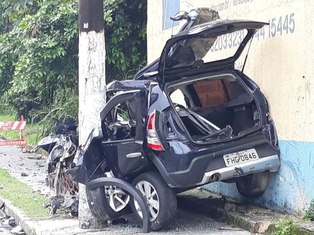 Veículo ficou destruído após a colisão 