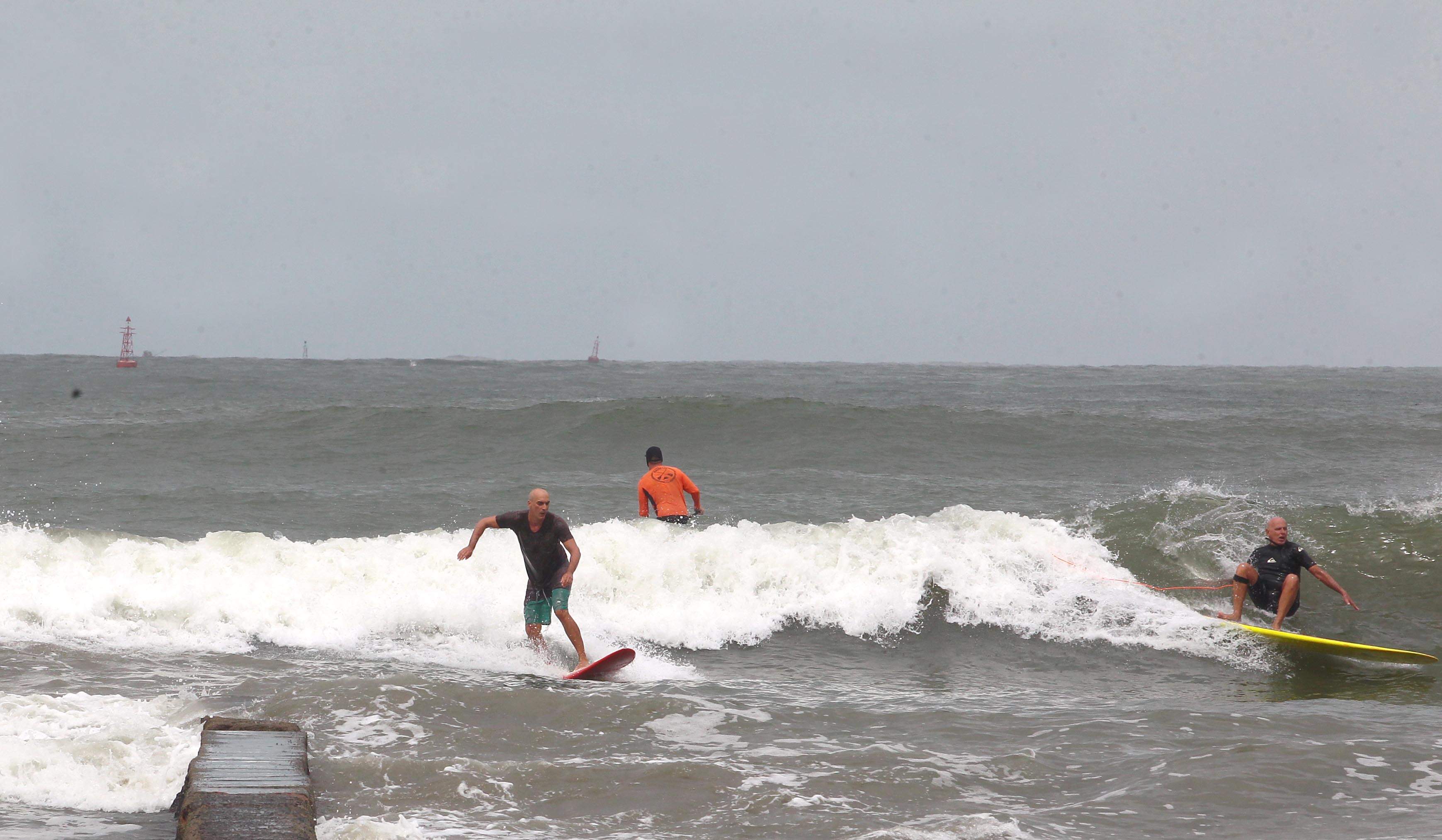 Surfistas pegaram onda na Ponta da Praia 