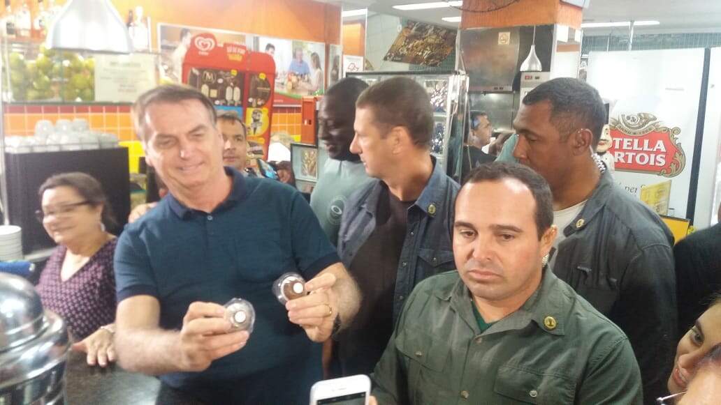Bolsonaro visitou padaria no bairro Canto do Forte 
