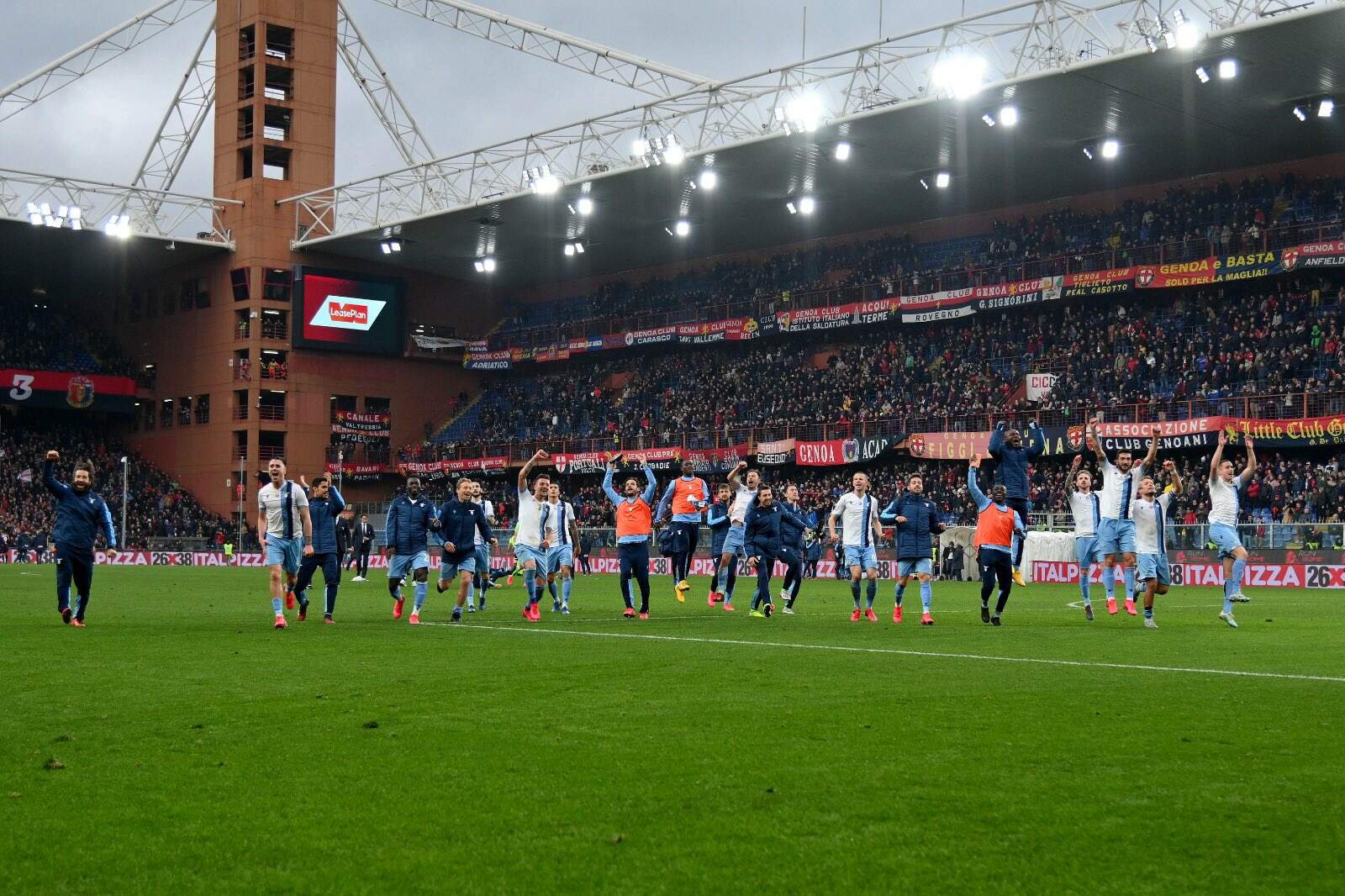 Lazio vence Genoa e segue na cola da Juventus na luta pela liderança do Italiano