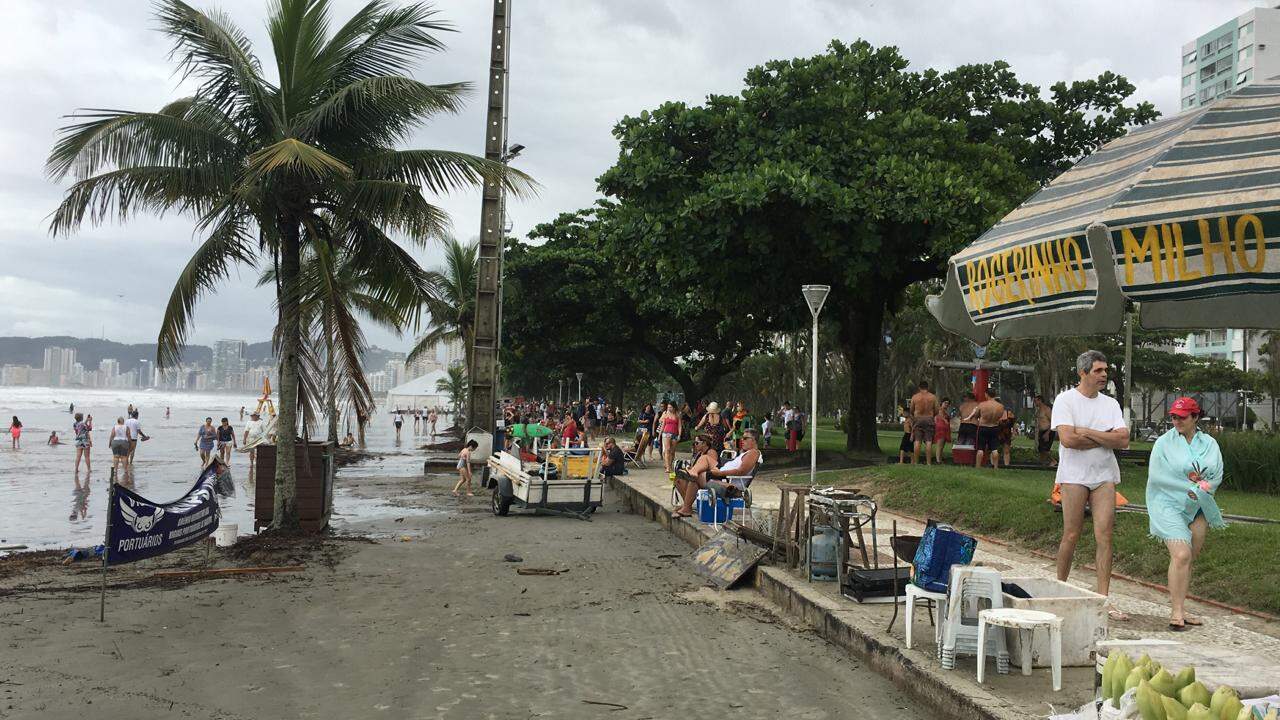 Moradores e turistas colocaram cadeiras no calçadão da Ponta da Praia 