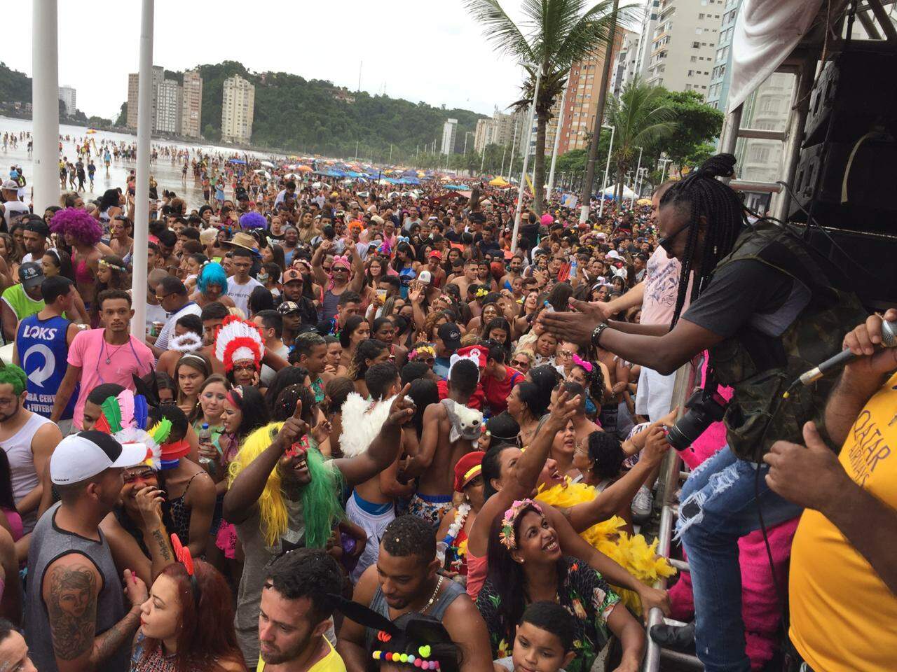 Bloco Ba-Bahianas arrastou multidão do Centro à Praia do Gonzaguinha, em São Vicente