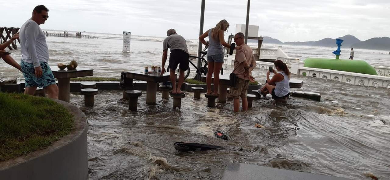 Neste domingo (23), faixa de areia da praia de Santos foi 'engolida' pelo mar