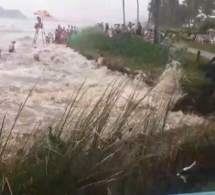Mar agitado afastou banhistas e ambulantes de praia em Bertioga 