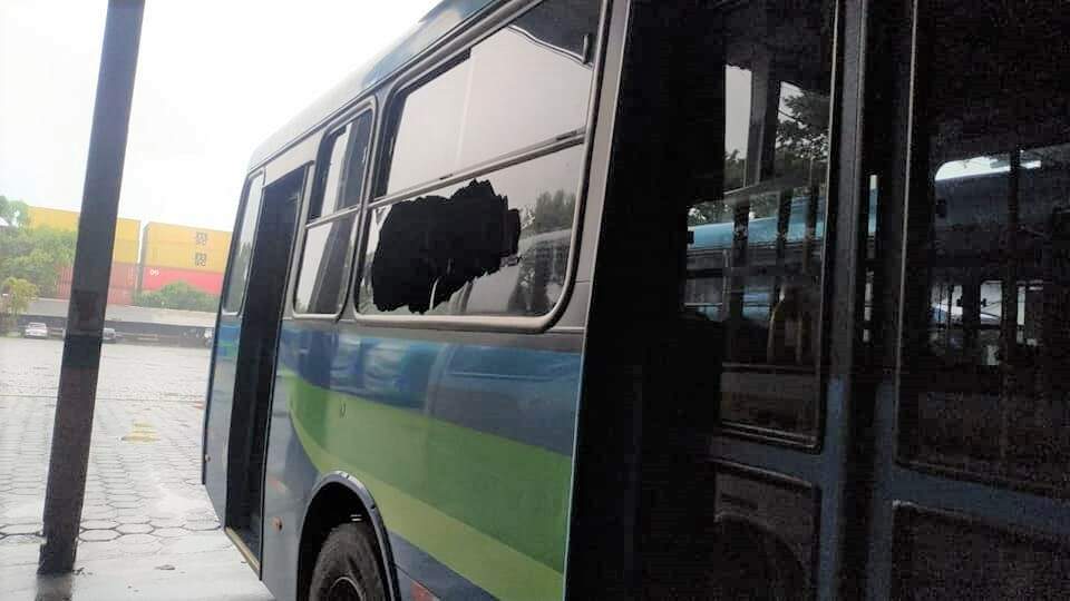 Janela de ônibus quebrada após ser apedrejada em Cubatão