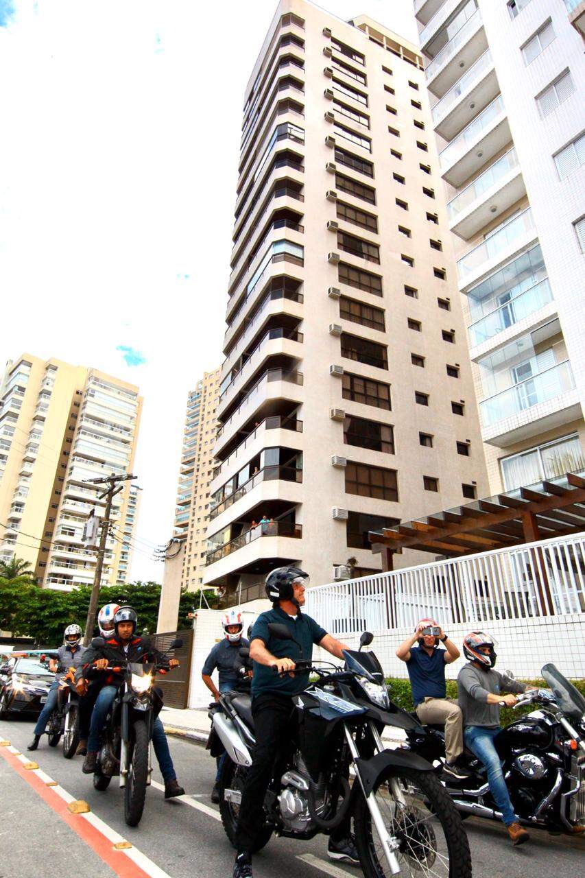 Bolsonaro reduziu a velocidade para poder olhar por algumas vezes a cobertura do prédio 