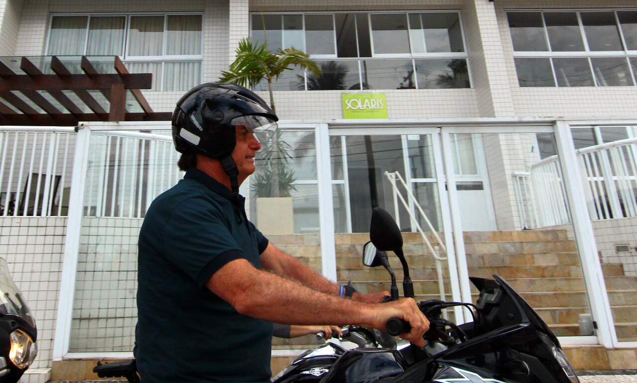 Presidente fez passeio de moto em Guarujá na tarde desta segunda-feira (24)
